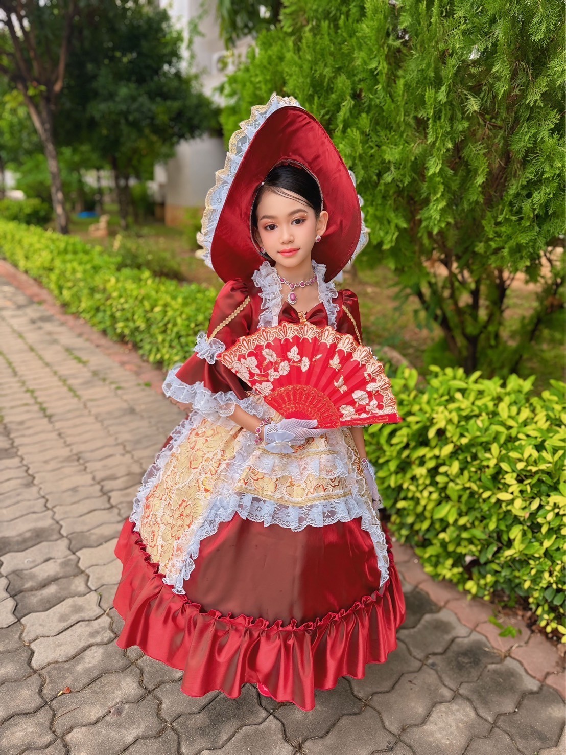 ชุดเดินแบบเด็ก(หน้าร้านอยู่รัชดา ลองได้ถ่ายรูปจากชุดจริง)W18432สีแดง ยุควิคตอเรีย กระโปรงยาว