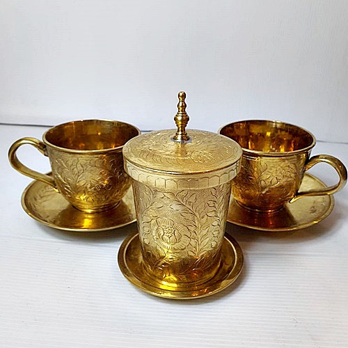 ชุดกาแฟทองเหลืองตอกลาย แพ็คคู่ พร้อมแก้ว 9cm ตอกลาย ฝาปิดจานรอง