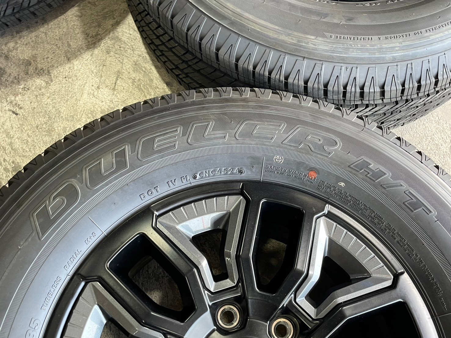 ล้อแม็กป้ายแดง FORD RANGER XLS ขอบ17 พร้อมยาง BRIDGESTONE 255/70R17 ยางปลายปี24 ล้อถอดจากศูนย์ยังไม่ลงพื้น ราคาพิเศษเพียงชุดละ18900บาท