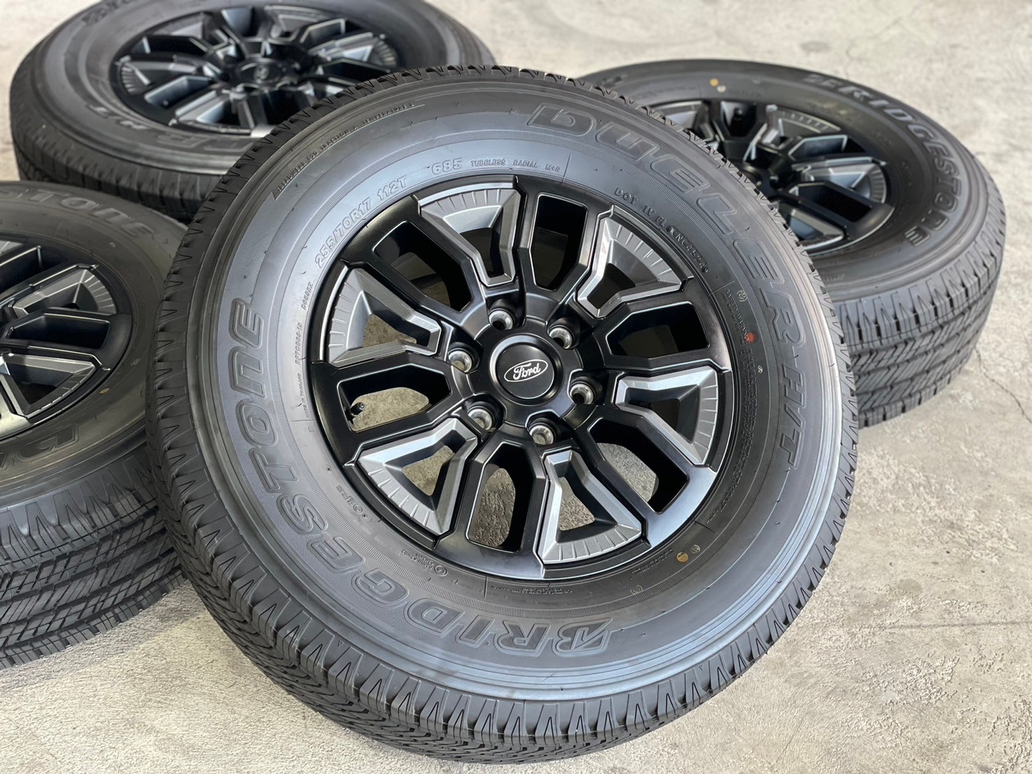 ล้อแม็กป้ายแดง FORD RANGER XLS ขอบ17 พร้อมยาง BRIDGESTONE 255/70R17 ยางปลายปี24 ล้อถอดจากศูนย์ยังไม่ลงพื้น ราคาพิเศษเพียงชุดละ18900บาท