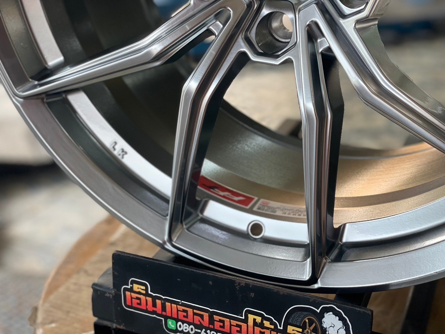 ล้อแม็กซ์ใหม่ ขอบ19" นิ้ว ล้อเบาผลิตแบบ Flow Forming มาตรฐานคุณภาพดี MODEL : FF21R SIZE : 18x8.5 ET35 SIZE : 18x9.5 ET38 PCD : 5x120