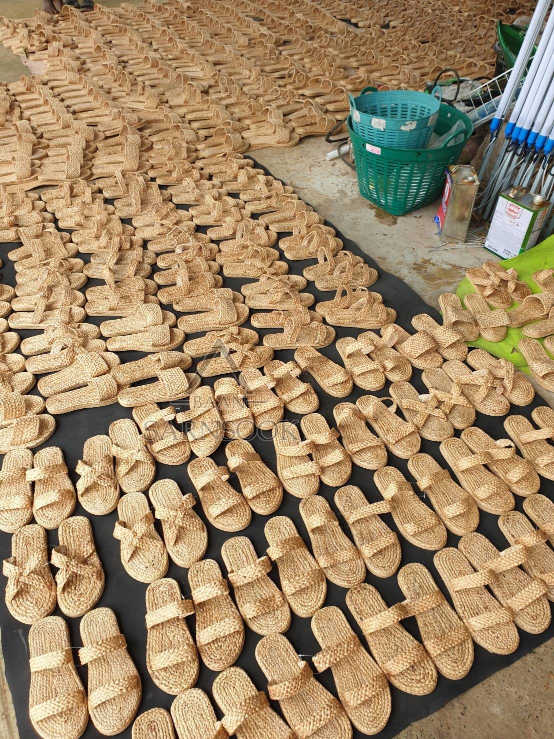 BSS401W :รองเท้าสานผักตบชวา, รองเท้าใส่เดินในบ้าน ทรงสวม ราคาส่งเริ่มที่ 1โหล : 12 คู่