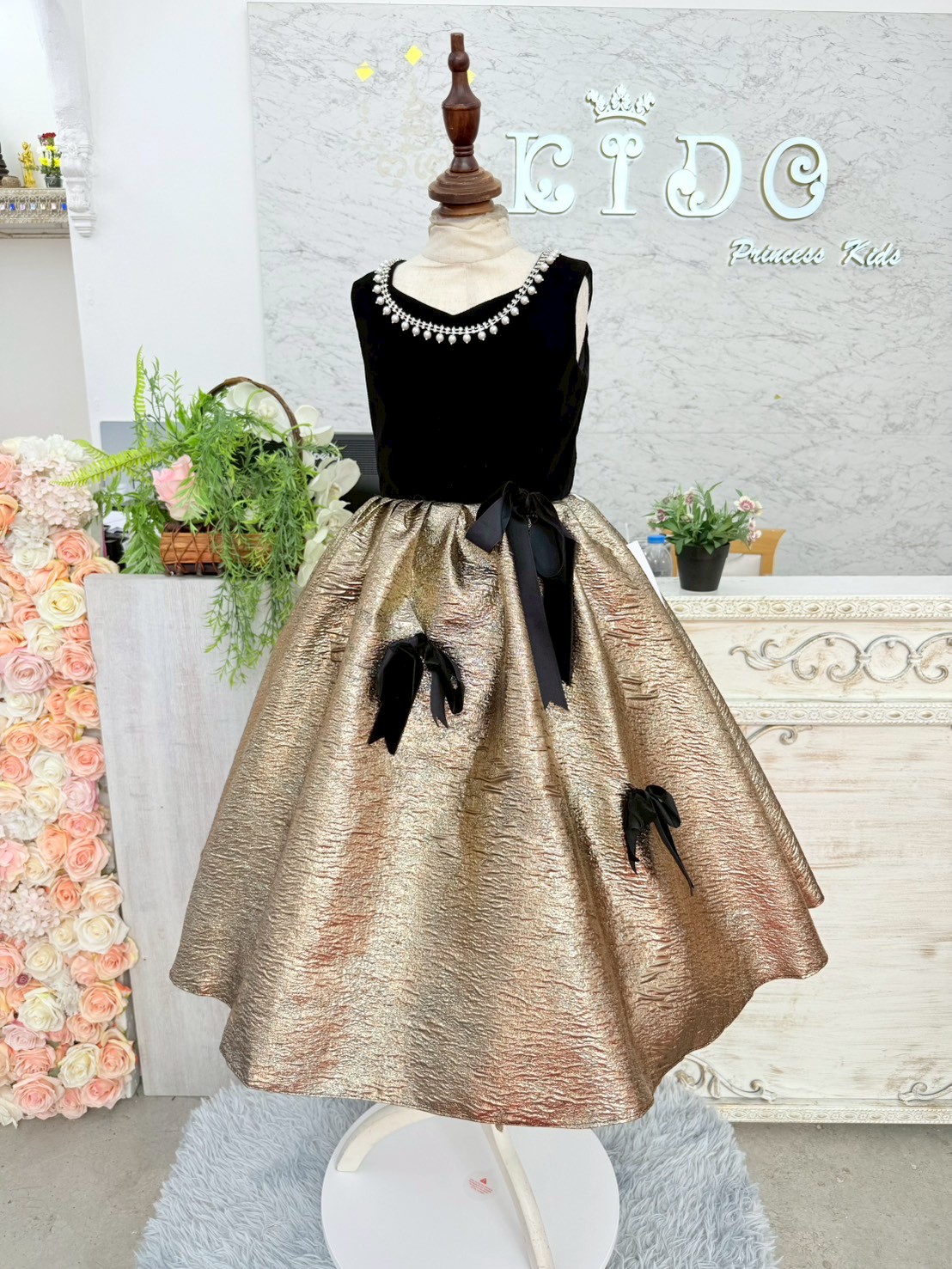 ชุดราตรีเด็ก(หน้าร้านอยู่รัชดา ลองได้ถ่ายรูปเองจากชุดจริง)W19240 สีดำ-ทอง กระโปรงยาว แขนสั้น ทูโทน สวยเรียบ ดูหรูค่ะ