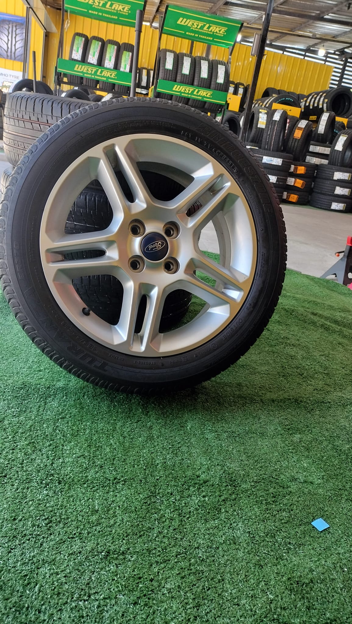 ล้อแม็กเดิมมือสอง FORD ER370ขอบ16" ขนาด4×100 พร้อมยางสภาพดียี่ห้อ BRIDGESTONE ER370 185/55R16