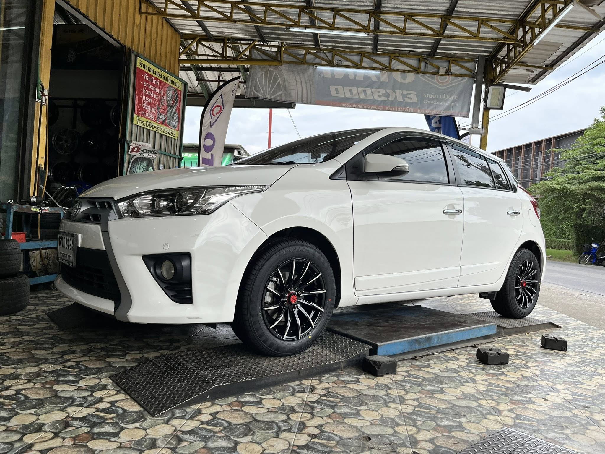 แต่งครบชุด ล้อพร้อมยาง TOYOTA_YARIS🚘🛞🐘#YOKOHAMA_A.driveA_195/60R15 🛞 #LENSO_SAMURAI IZUMA 15X7 ET35 4X100