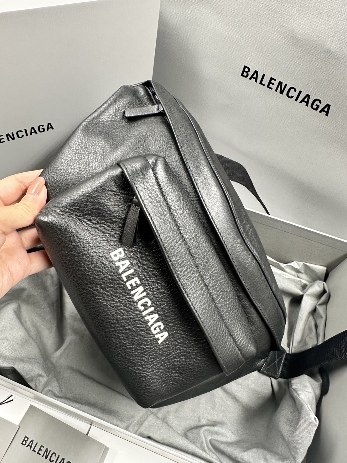 กระเป๋าคาดอBalenciaga beltpack men’s everyday beltpack in black