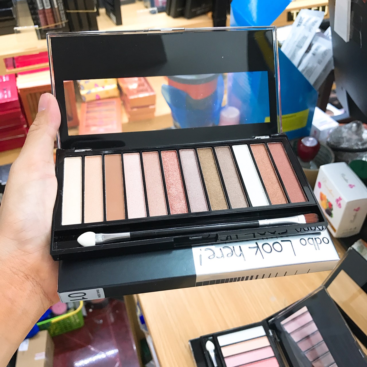 ODBO Look here palette eyeshadow (อายแชโดว์)