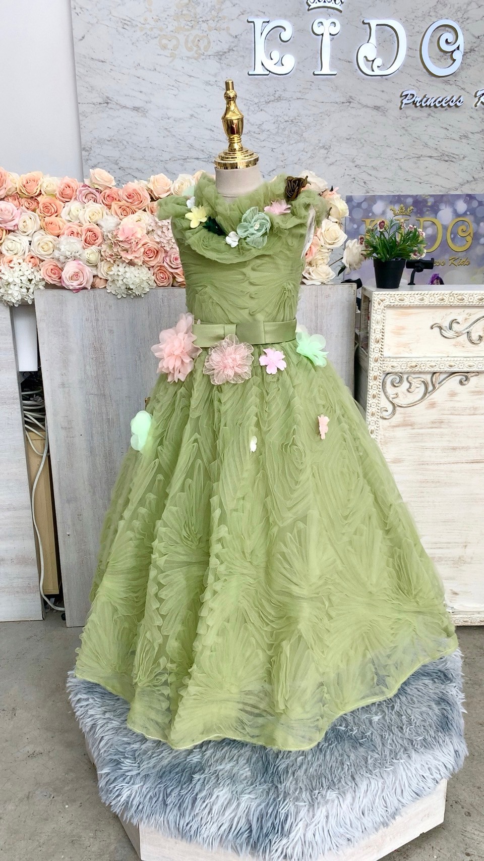 ชุดราตรีเด็ก(หน้าร้านอยู่รัชดา ลองได้ถ่ายรูปเองจากชุดจริง)W19019 สีเขียว เสื้อติดดอกไม้ กระโปรงยาว สวยน่ารักมากค่ะ