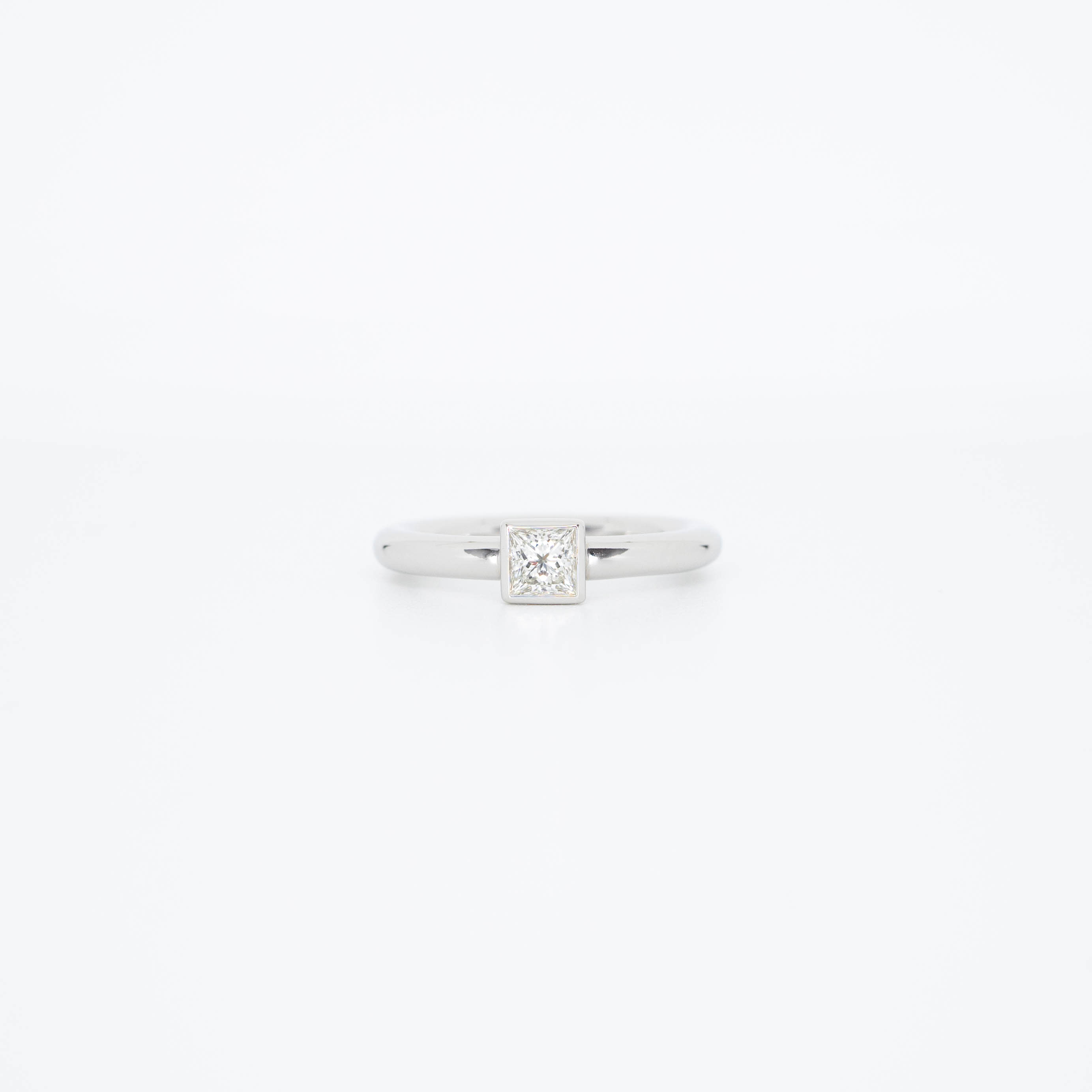 แหวน Tiffany & Co. Princess Cut Bezel Set Ring Platinum950 ไซส์ 47# (Used) +กล่องและการ์ด