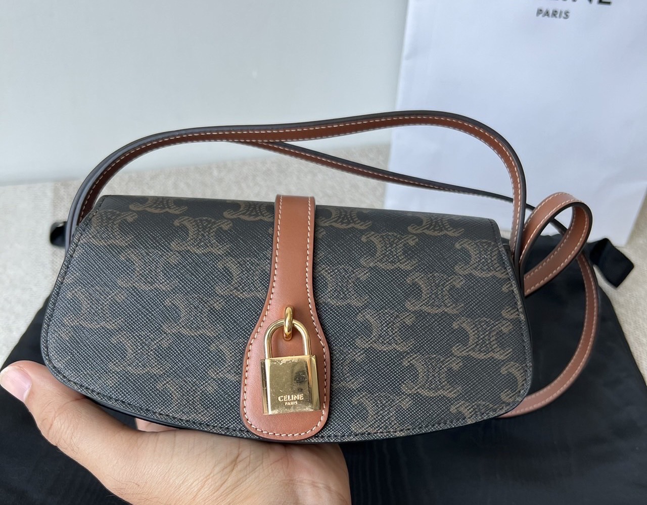 กระเป๋ามือสองแบรนด์Celine clutch with strap yr22