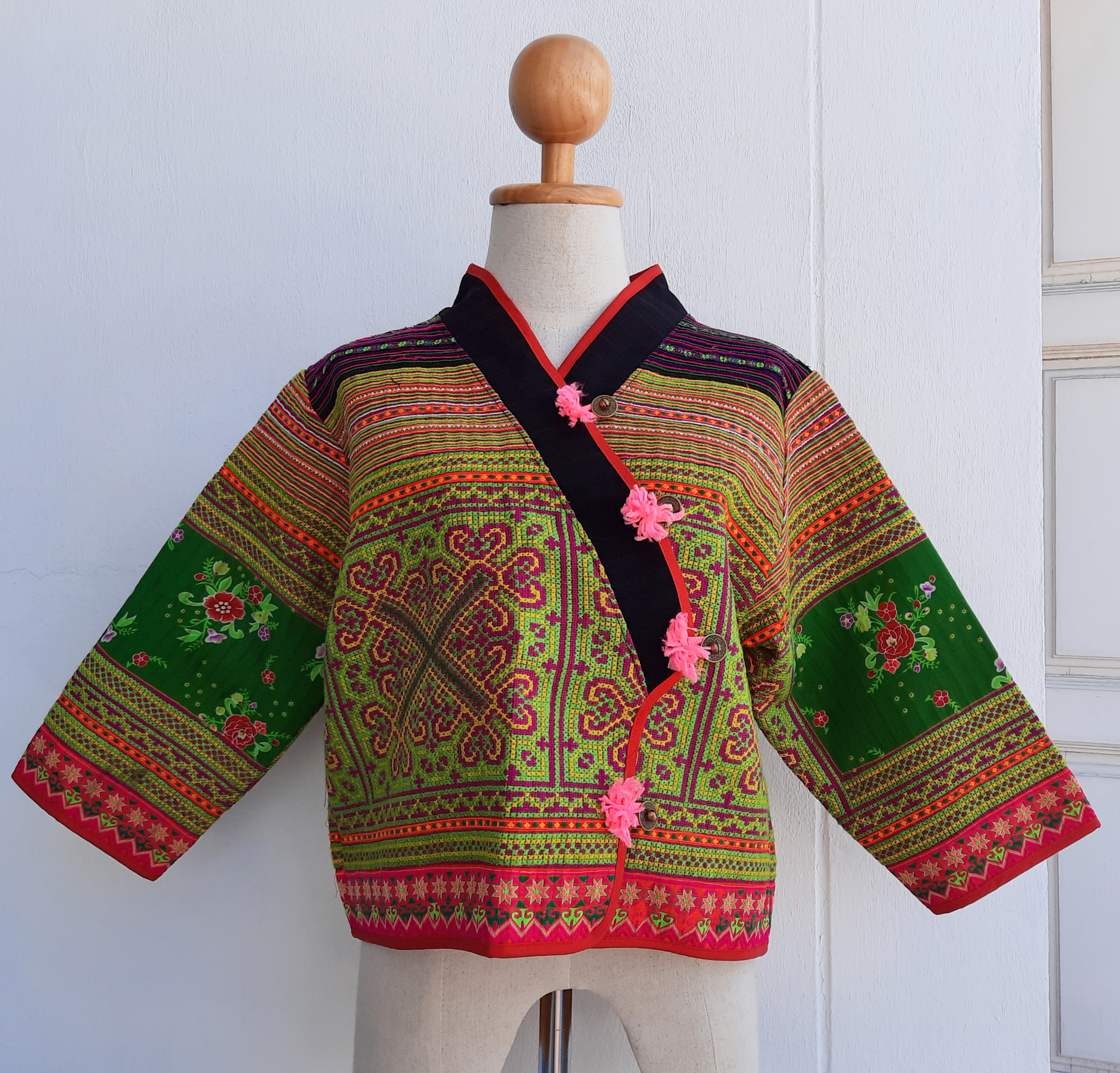 เสื้อเจ้านางผ้าปักมือ ลายสวย