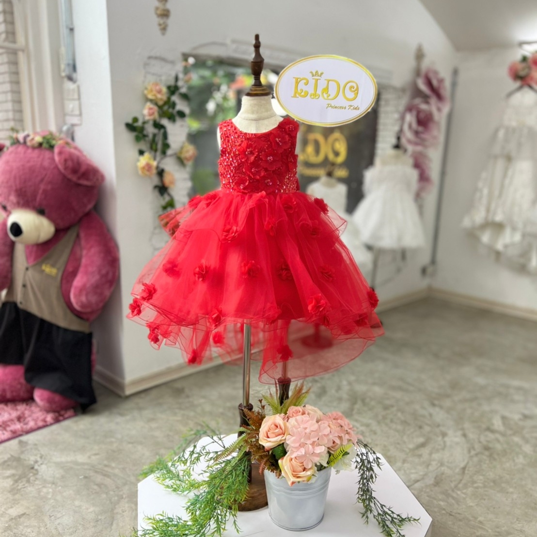 ชุดราตรีเด็ก(หน้าร้านอยู่รัชดา ลองได้ถ่ายรูปจากชุดจริง)N245สีแดง อกปักคริสตัล แต่งดอกไม้ทั้งชุด กระโปรงหน้าสั้นหลังยาว ชุดเด็กไปงาน