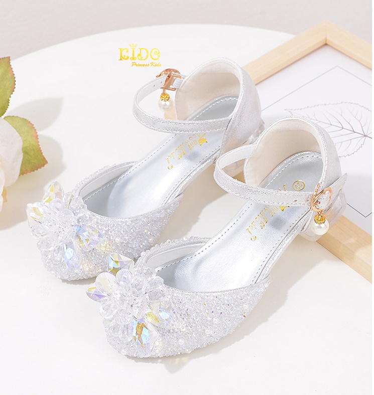 รองเท้าเด็กออกงาน(หน้าร้านอยู่รัชดา ลองได้)H151 สีเงิน เปิดข้างประดับดอกไม้แก้ว