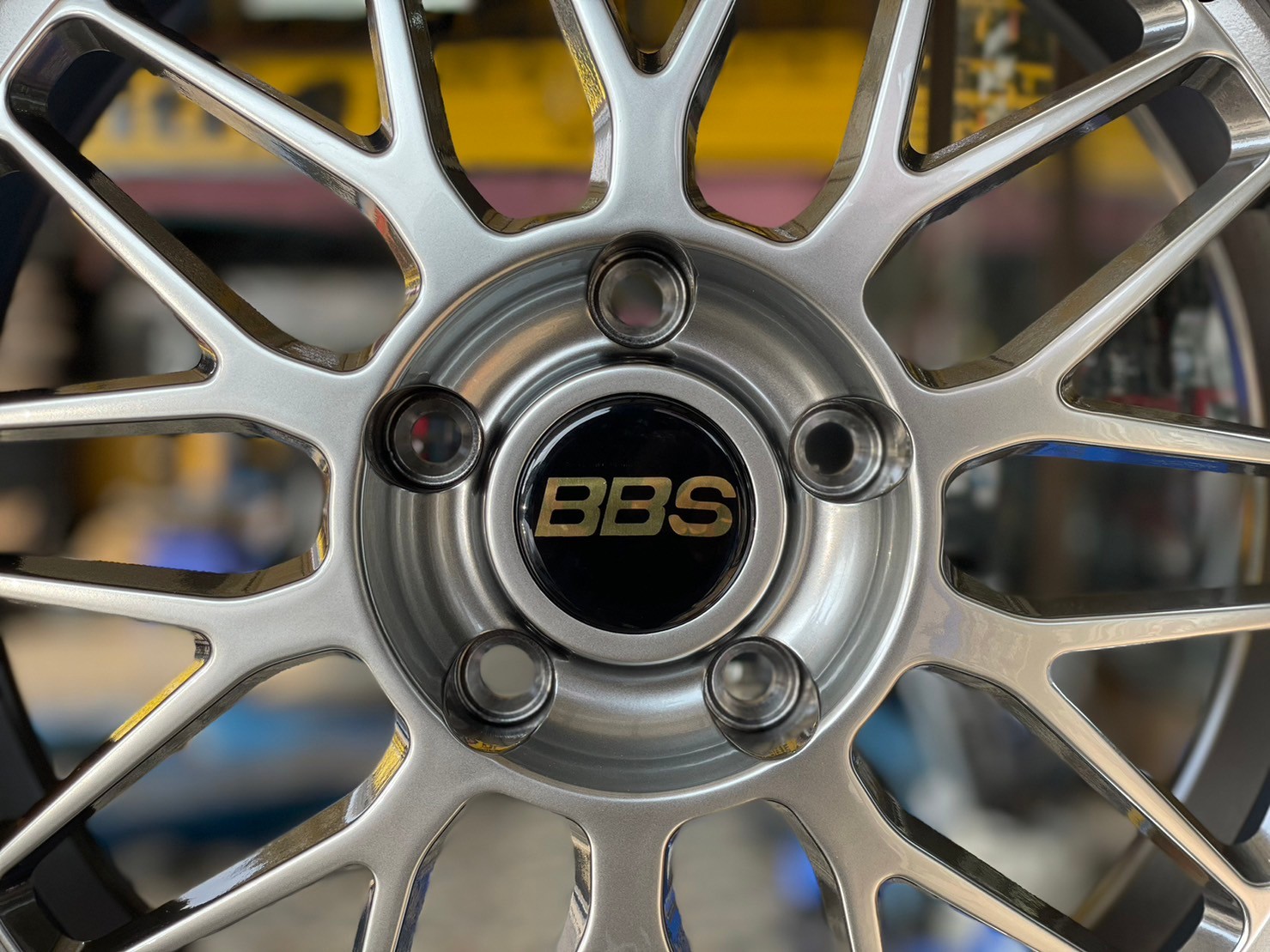 ล้อแม็กซ์ #BBS #LM (FLOW FORMING) Model : F030 18x8.0 ET35 PCD : 5x120 CB: 72.56 Color : HBLP ตรงสเปค BMW 18" 5รู120 สีไฮเปอร์ซิลเวอร์ หมุดเงิน