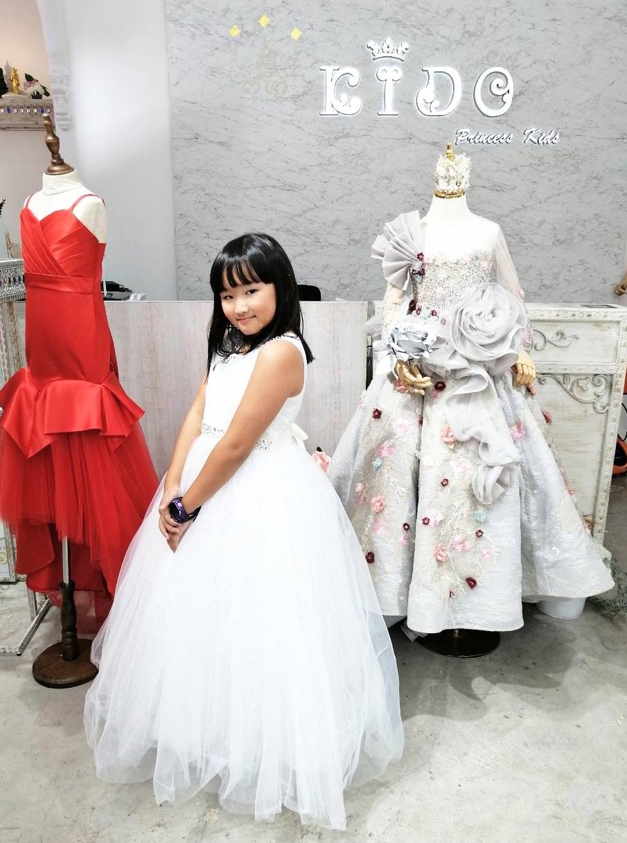 ssชุดราตรีเด็ก(หน้าร้านอยู่รัชดา ลองได้ถ่ายรูปจากชุดจริง)A214สีทอง สีขาว สีชมพู สีแดง สีน้ำเงิน สีฟ้าอกแต่งจีบไหว้เอวปัดเกล็ด กระโปรงยาวสุดหรูหราไฮโซมากๆเลย เดรสออกงานเด็ก