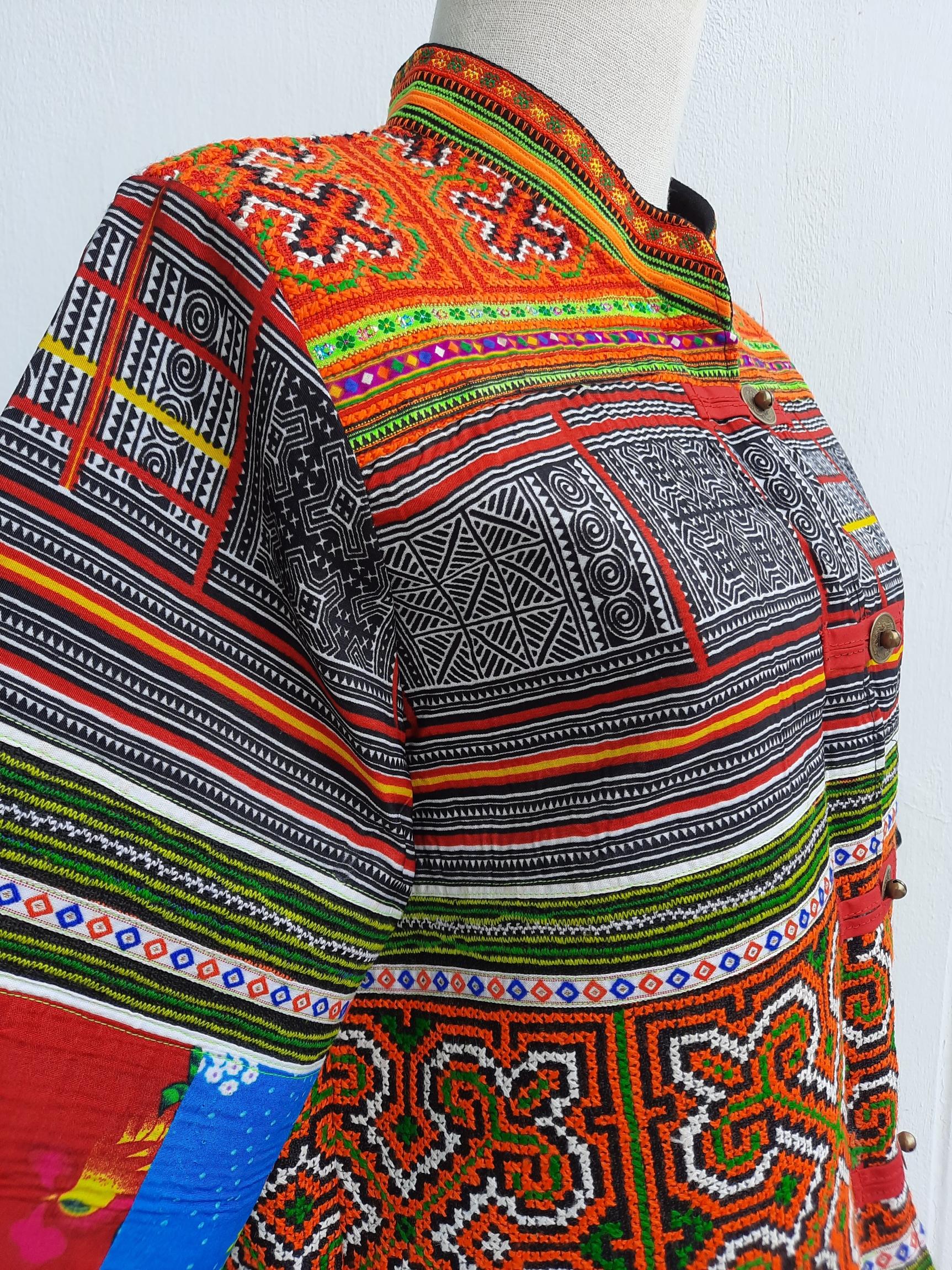 เสื้อคลุมผ้าม้ง ลายโบราณ สีสวยสด
