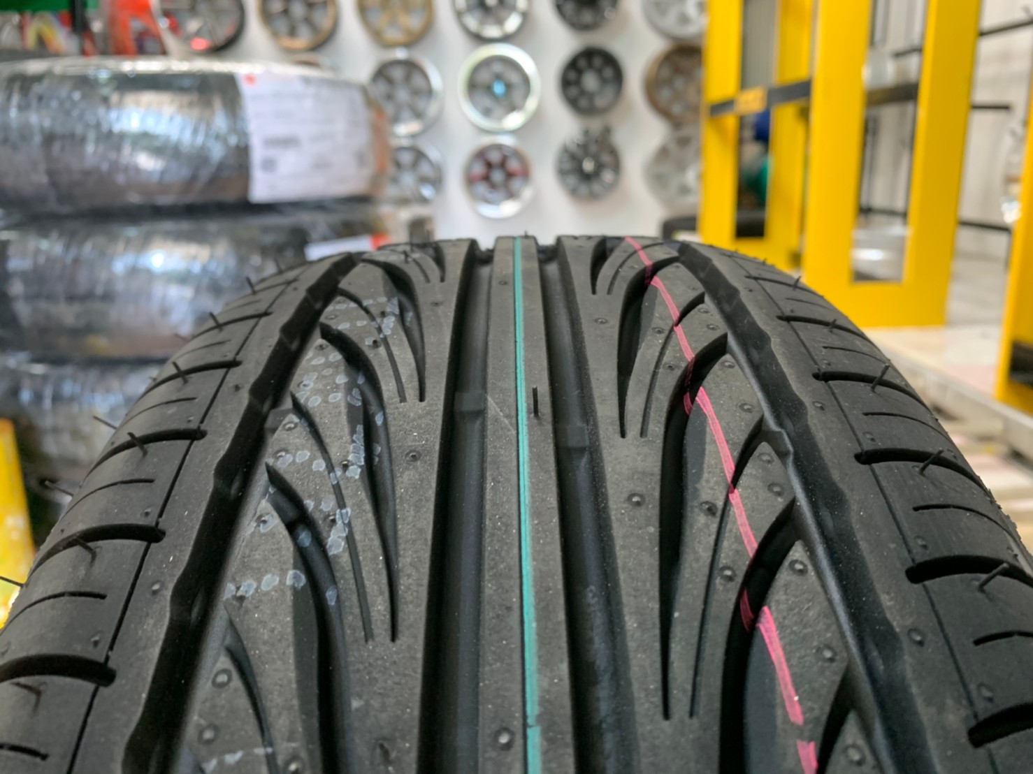 195/55R15 Deestone Carreras R702 ยางใหม่ปี2021 ยางลายสปอร์ต