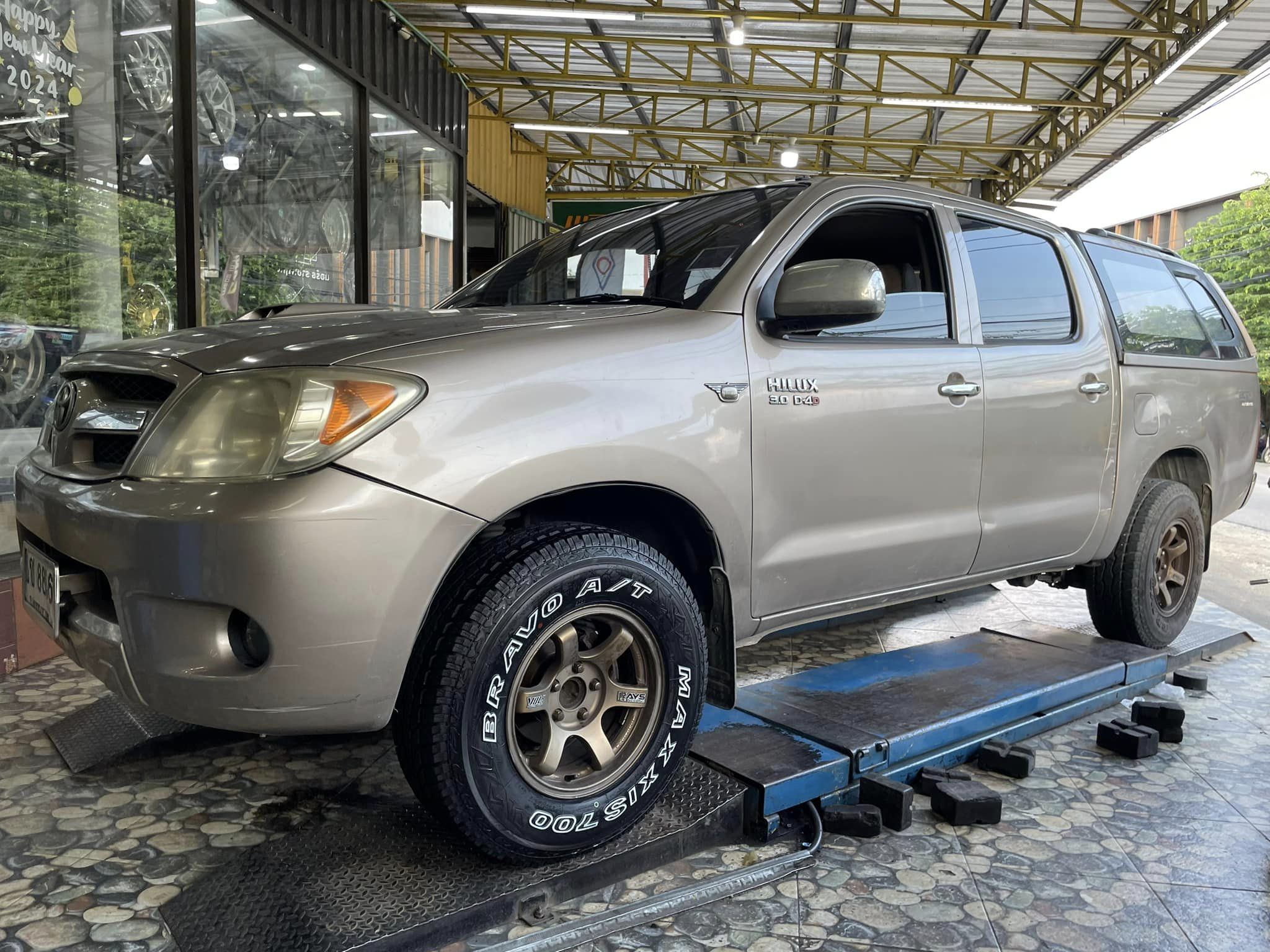 #ยางสายลุย หล่อดุดัน เปลี่ยนยาง #TOYOTA_VIGO❤️ #MAXXIS_AT700_235/75R15