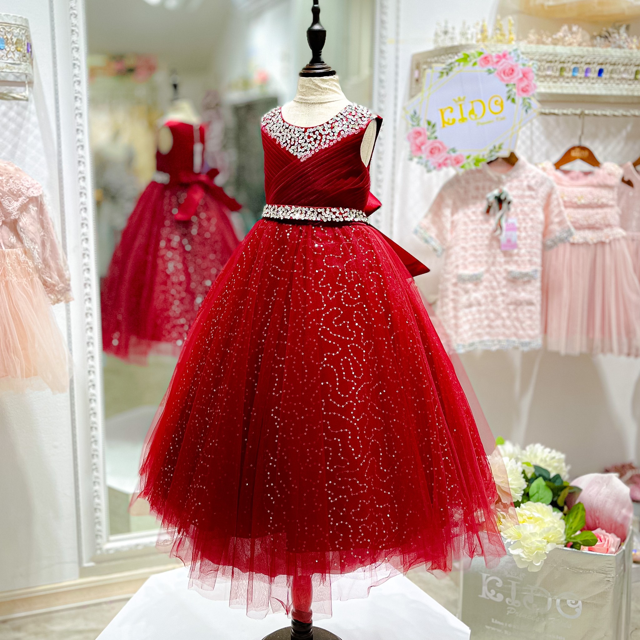 ssชุดราตรีเด็ก(หน้าร้านอยู่รัชดา ลองได้ถ่ายรูปจากชุดจริง)A214สีทอง สีขาว สีชมพู สีแดง สีน้ำเงิน สีฟ้าอกแต่งจีบไหว้เอวปัดเกล็ด กระโปรงยาวสุดหรูหราไฮโซมากๆเลย เดรสออกงานเด็ก