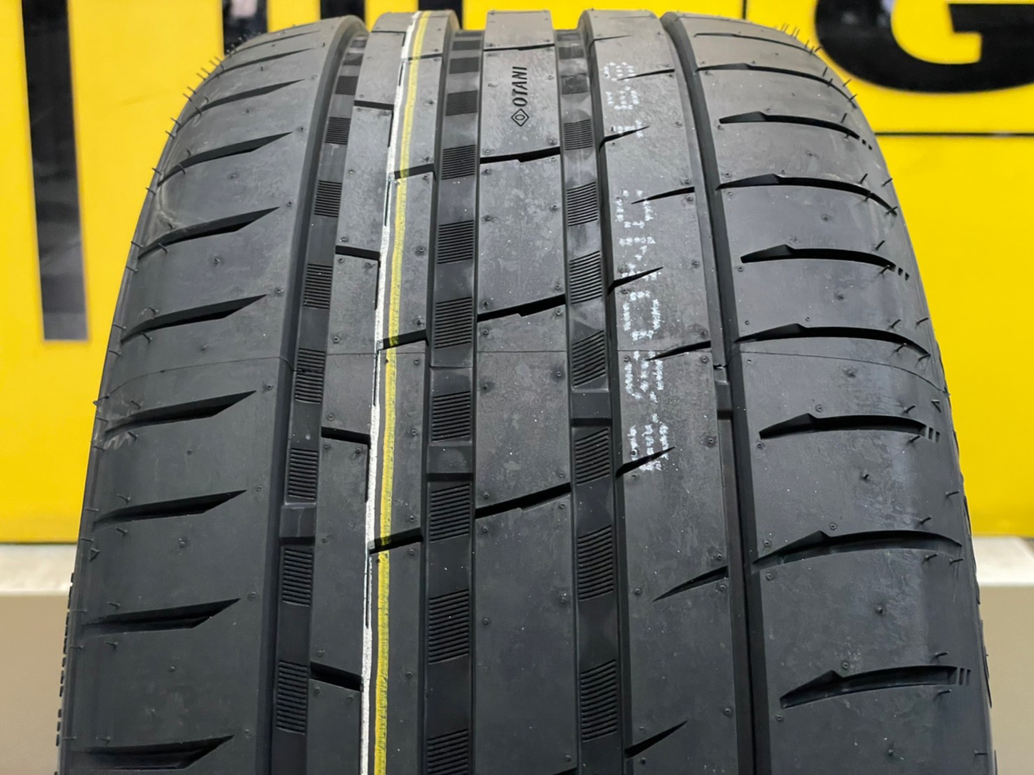 ยางใหม่ปีเก่าราคาพิเศษ OTANI KC1000 235/35R19 ยางใหม่ปี2023