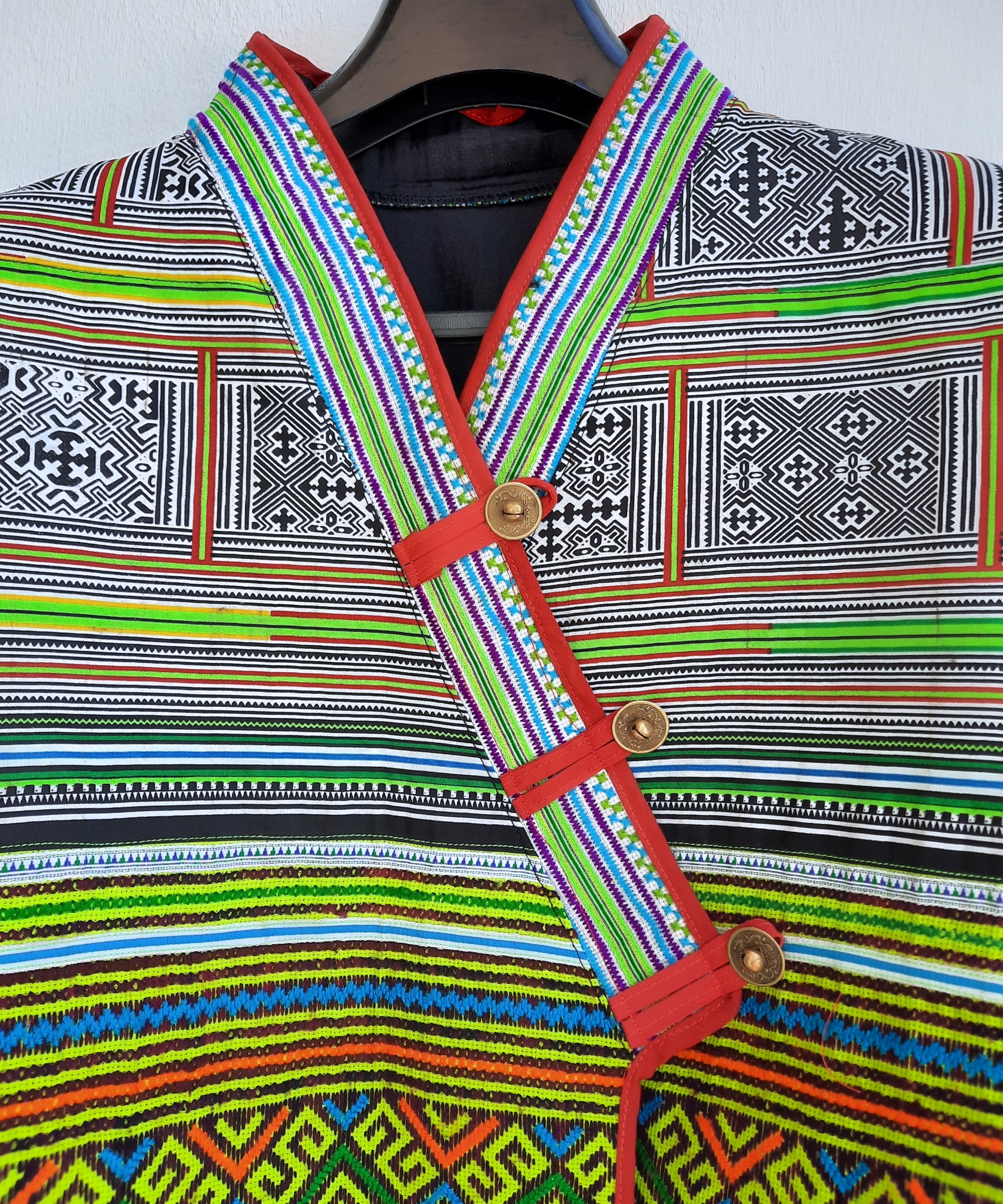 เสื้อแขนยาวป้ายหน้า ลายสวยแปลก