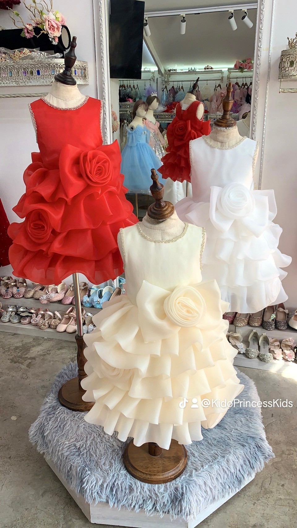 sชุดราตรีเด็ก*หน้าร้านอยู่รัชดา ลองได้ถ่ายรูปจากของจริง*W18570 สีครีม สีขาว สีแดง คอแต่งเพชรกระโปรงฟูเป็นชั้นๆ