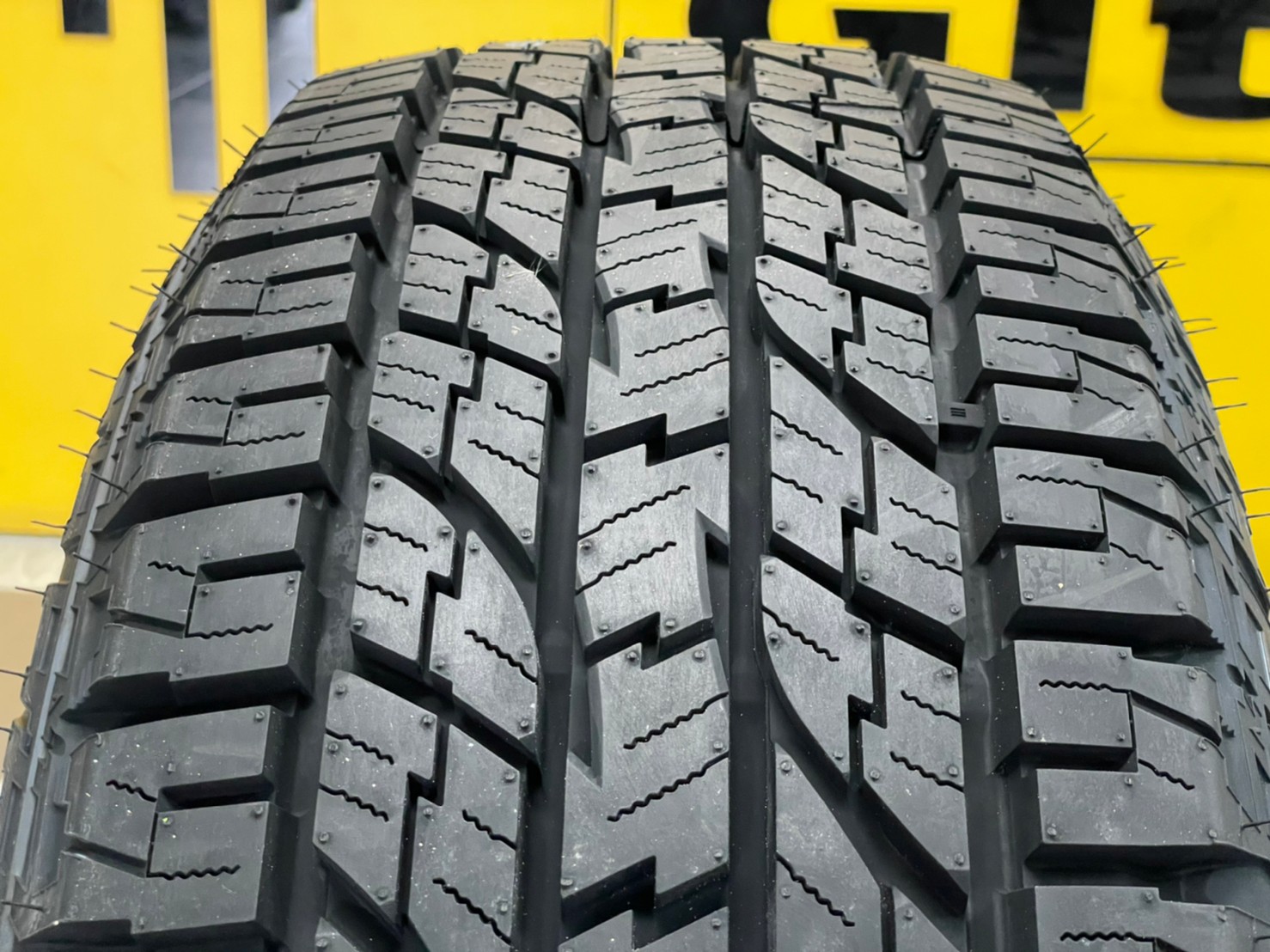 ยาง YOKOHAMA GEOLANDAR AT G015 265/60R18 ยางตัวหนังสือสีขาว ยางใหม่ปี2022