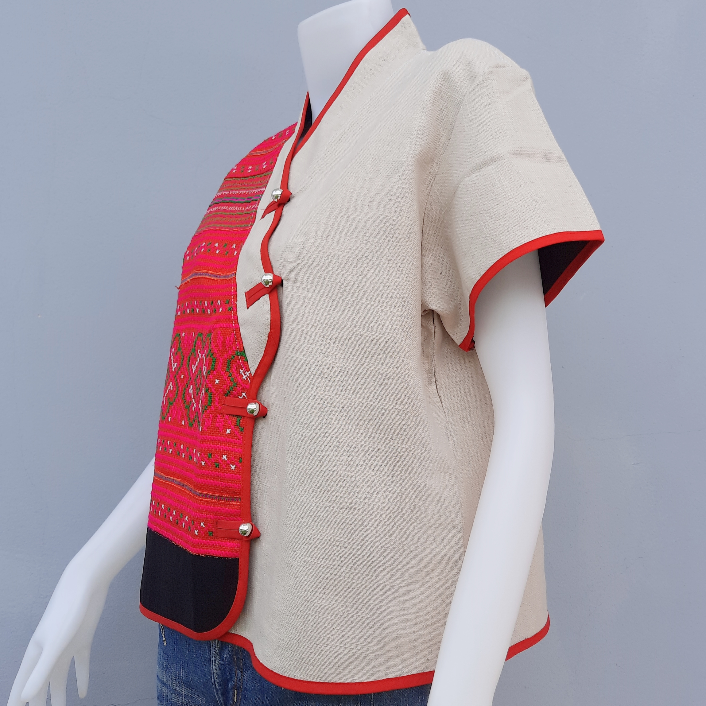 เสื้อป้ายผ้ากัญชงสีผ้าดิบ แต่งผ้าม้งโทนชมพู