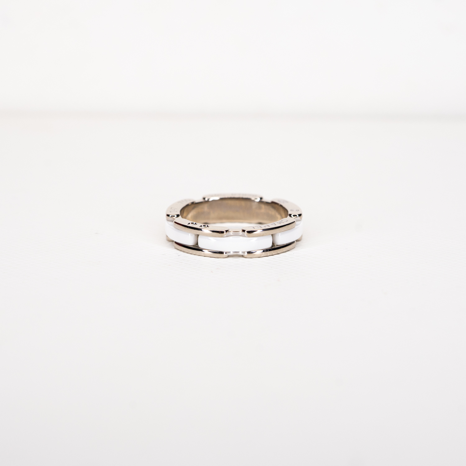 แหวน Chanel Ultra Ring Small Version with White Ceramic ทองคำขาว 18K ไซส์47# (Used)