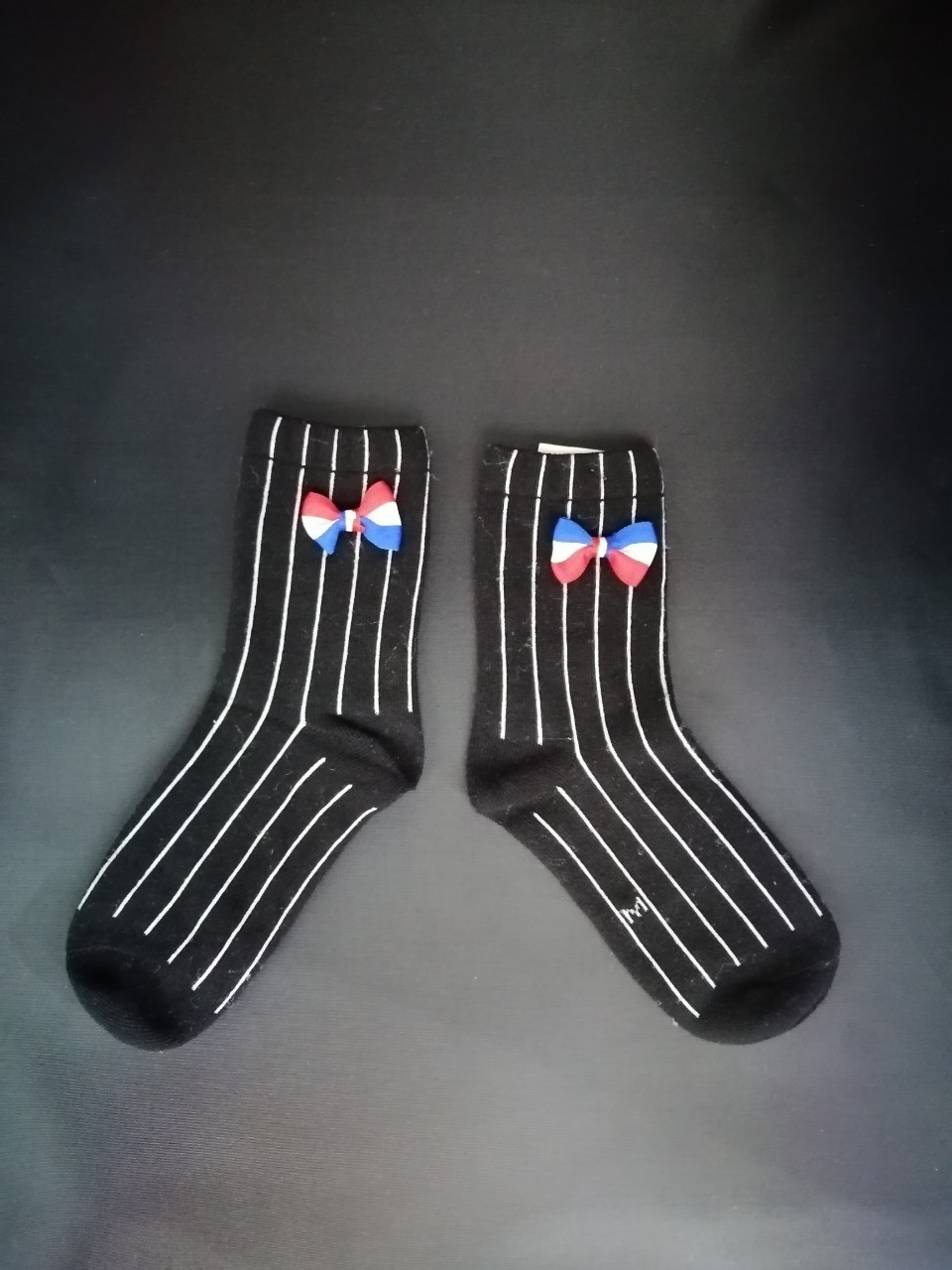 ถุงเท้าเด็ก(มีหน้าร้านอยู่รัชดา)SQ1702 ถุงเท้าสีดำ ลายลงตกแต่งด้วยโบว์ลายธงชาติ