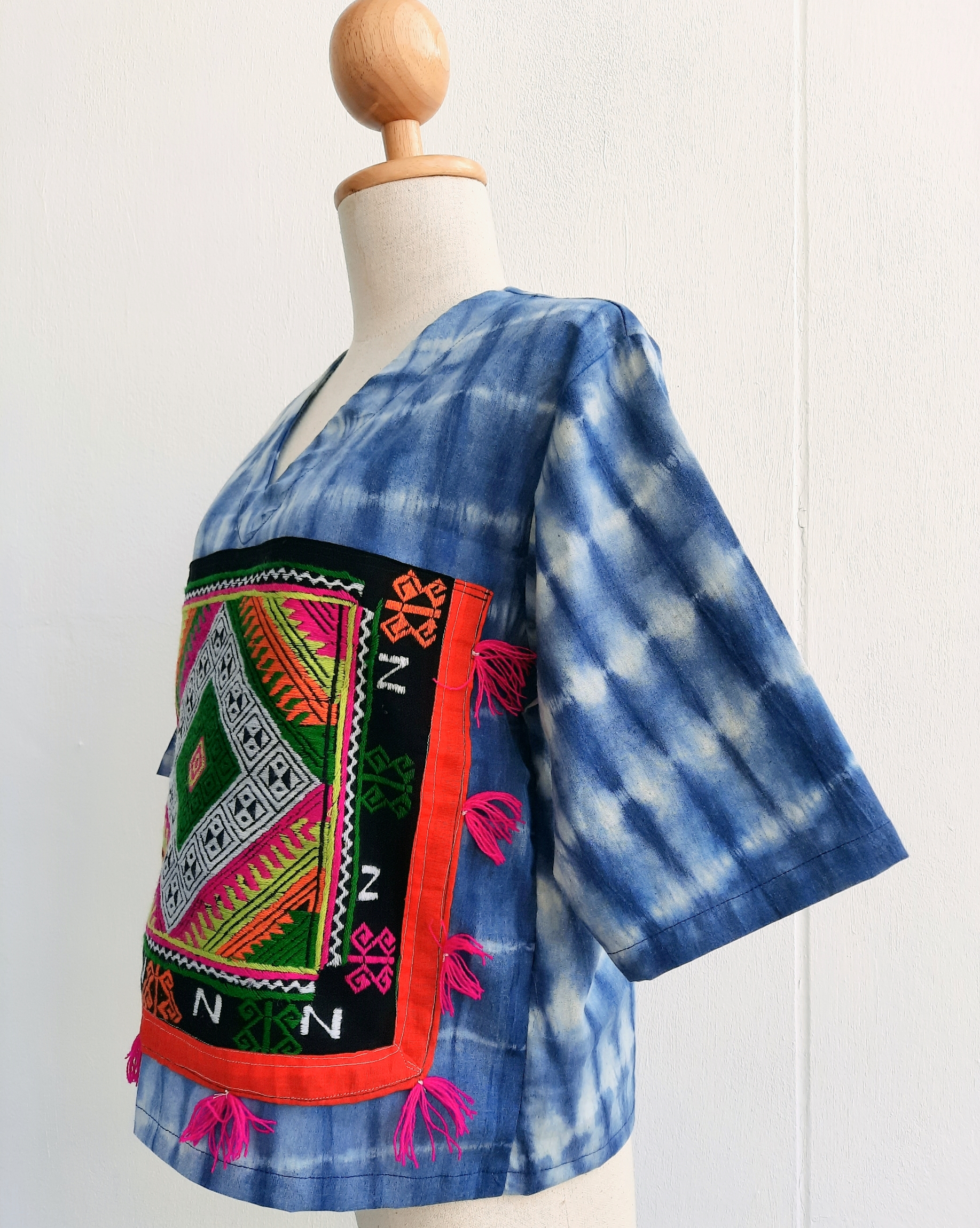 เสื้อผ้ามัดย้อม แต่งผ้าปักมือเผ่าไทดำ
