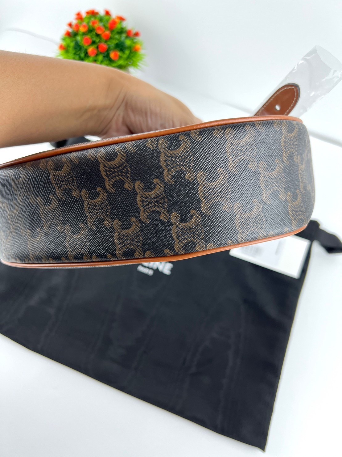 กระเป๋าสะพายไหล่แบรนด์Celine Ava Medium tan มือสอง