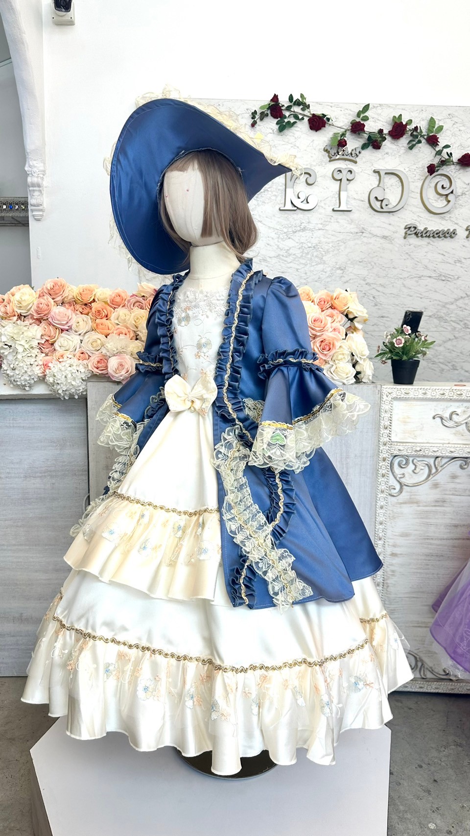 ชุดเดินแบบเด็ก(หน้าร้านอยู่รัชดา ลองได้ถ่ายรูปจากชุดจริง)W18889 สีฟ้า ยุควิคตอเรีย กระโปรงยาว