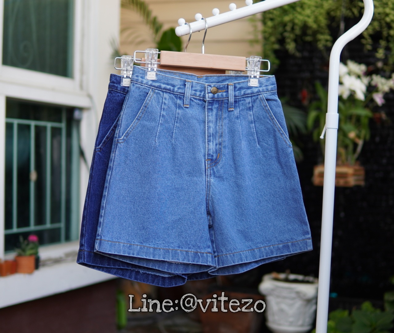 กางเกงยีนส์ขาสั้นเอวสูง แต่จีบหน้าให้ดูมีเอว สวยมาก ขากว้างใส่สบาย เก็บพุงอย่างเนียน สาว ๆ ใส่แล้วทรงสวย น่ารัก