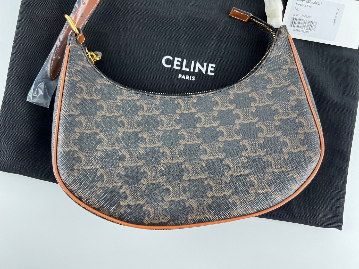 กระเป๋าสะพายไหล่แบรนด์Celine Ava Medium tan มือสอง