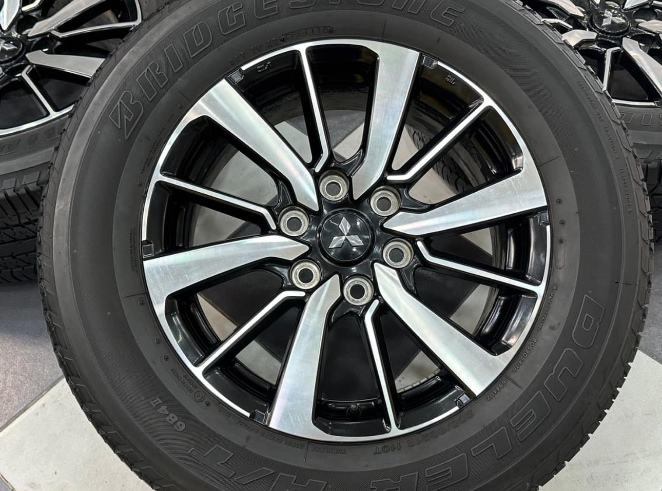 #ล้อแม็กซ์ขอบ18 MITSUBISHI PAJARO SPORT พร้อมยางBRIDGESTONE HT684 265/60R18 ยางปี18
