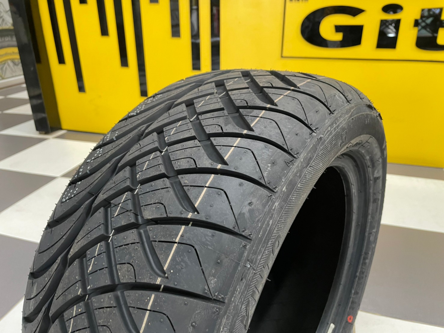 ยางสปอร์ตลายซิ่ง ยางKINTO V-36 ขนาด225/50R15 ยางใหม่ปี2021
