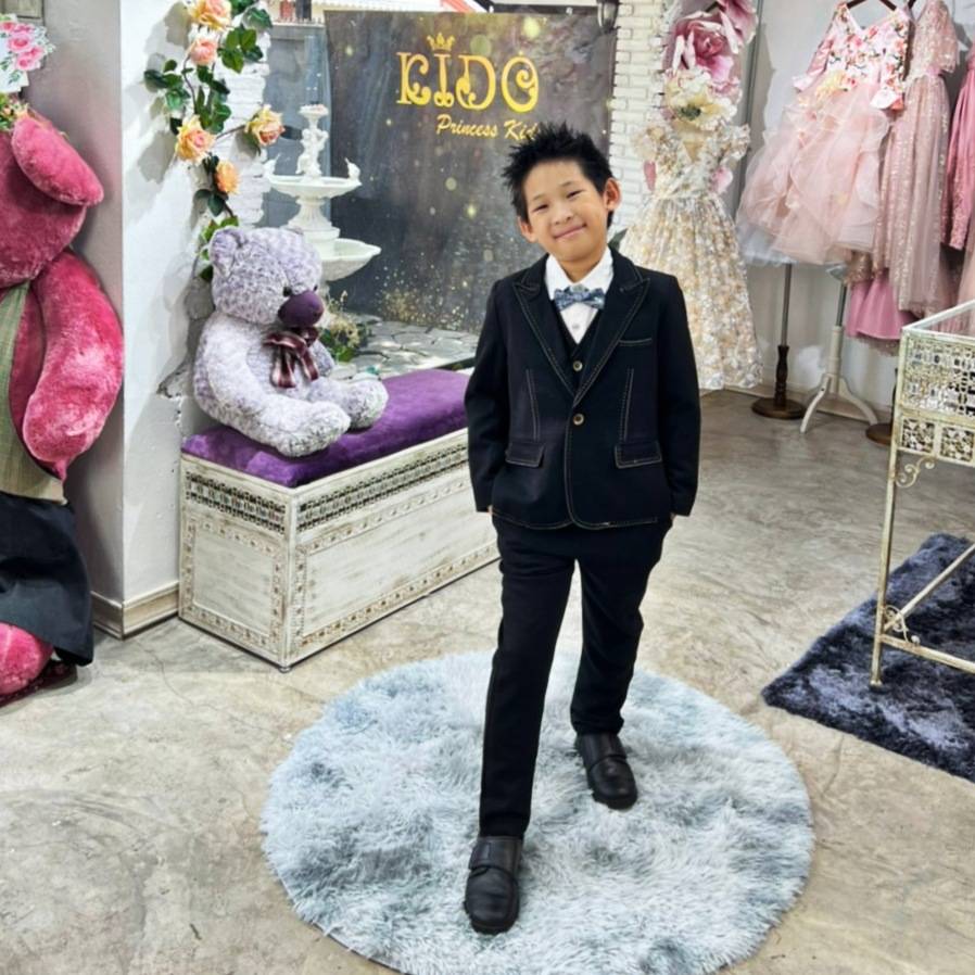 ssชุดสูทเด็กผู้ชาย(หน้าร้านอยู่รัชดา ลองได้ถ่ายรูปจากชุดจริง)S100 เซ็ตสูท 5 ชิ้น สูทสีน้ำเงิน สีดำ แต่งด้ายขาว เชิ้ตขาว มาพร้อมเสื้อกั๊กและโบว์หูกระต่าย กางเกงขายาว สุดเท่ สุดๆ