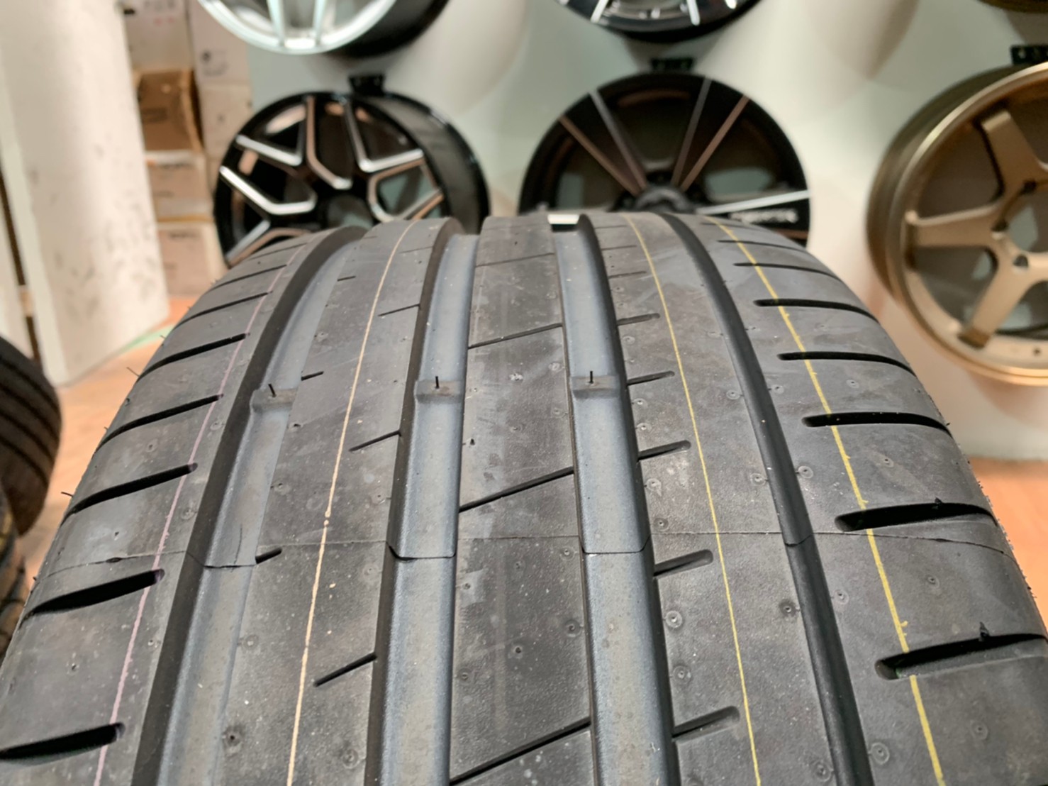 Apollo 235/35R19 Aspire4G ยางใหม่ปี2020