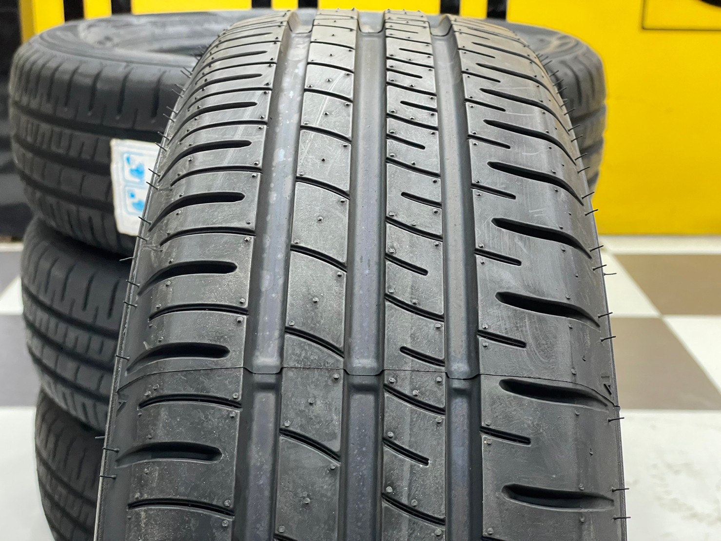 ยางใหม่ดันลอป DUNLOP SP SPORT TOURING R1 195/65R15 ยางใหม่ปี2023 (4เส้น)