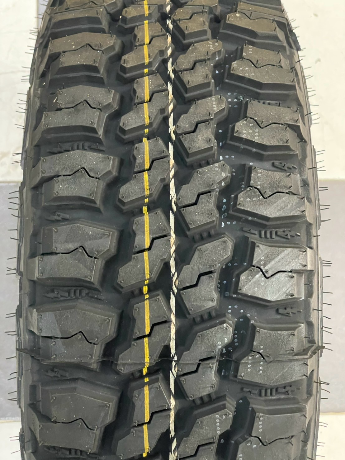 ยางใหม่ดีสโตน 235/75R15 Deestone Power Cruz รุ่น MUD TERRAIN - MT431 (แก้มขาว) ยางใหม่ปี2025