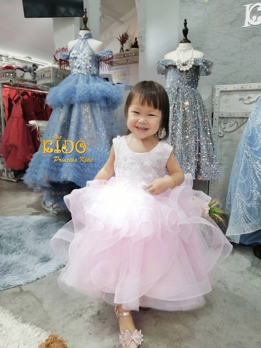 ชุดราตรีเด็ก(หน้าร้านอยู่รัชดา ลองได้ถ่ายรูปจากชุดจริง)A218สีชมพูเข้ม กระโปรงสั้นชั้นพอง อกปักดอกไม้สวยหวาน น่ารัก