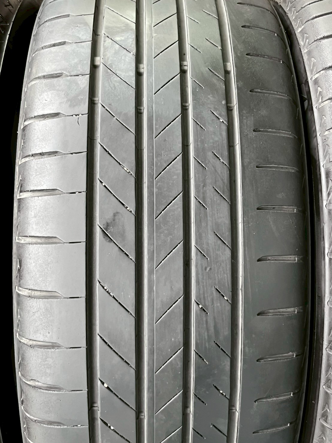 ยางมือสองBRIDGESTONE Alenza001 225/50R18 ยางปี23 สภาพสวยพร้อมใช้งาน