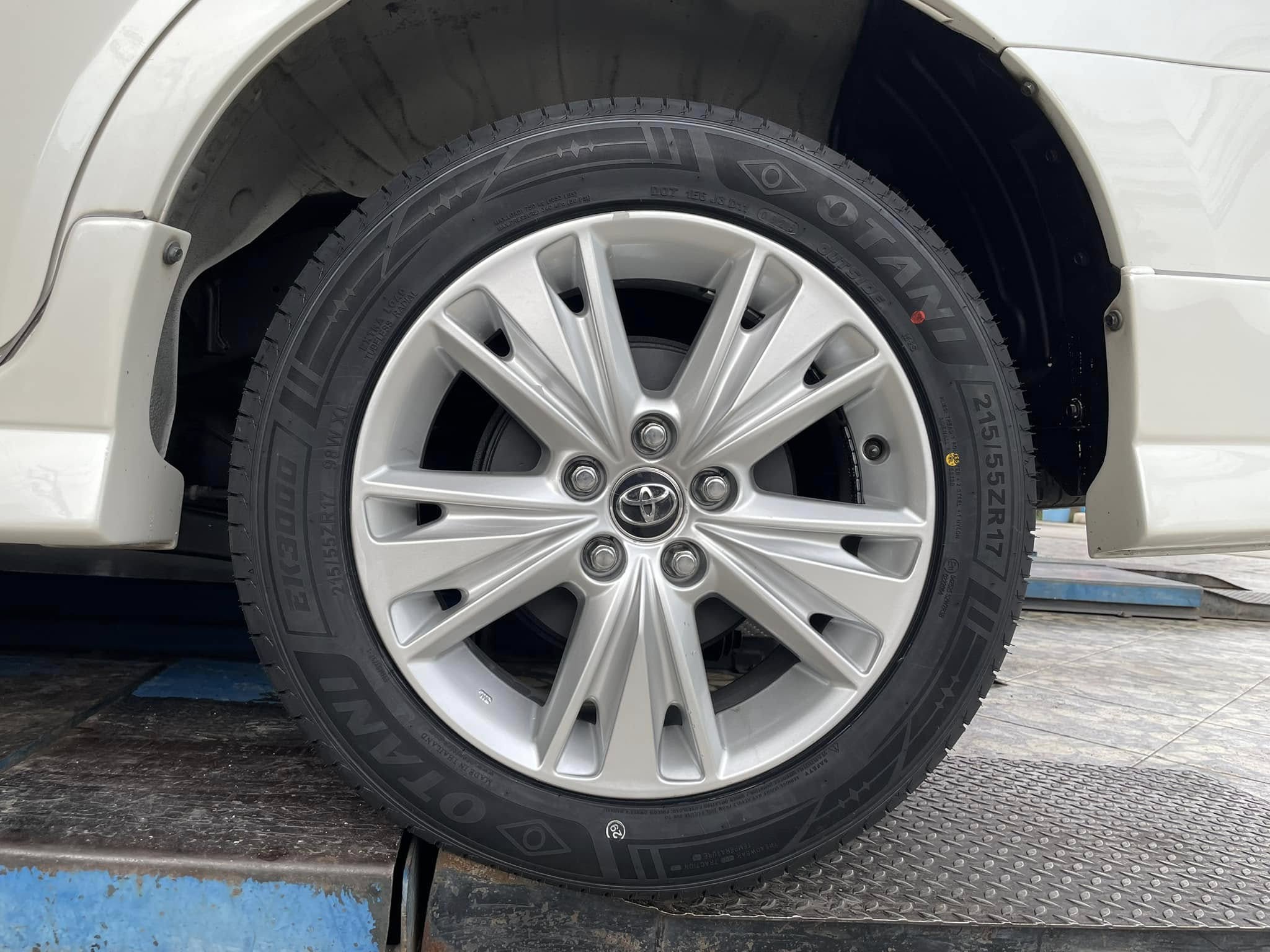 🚘 #TOYOTA_INNOVA🛞#เปลี่ยนยาง #OTANI #EK3000 215/55R17