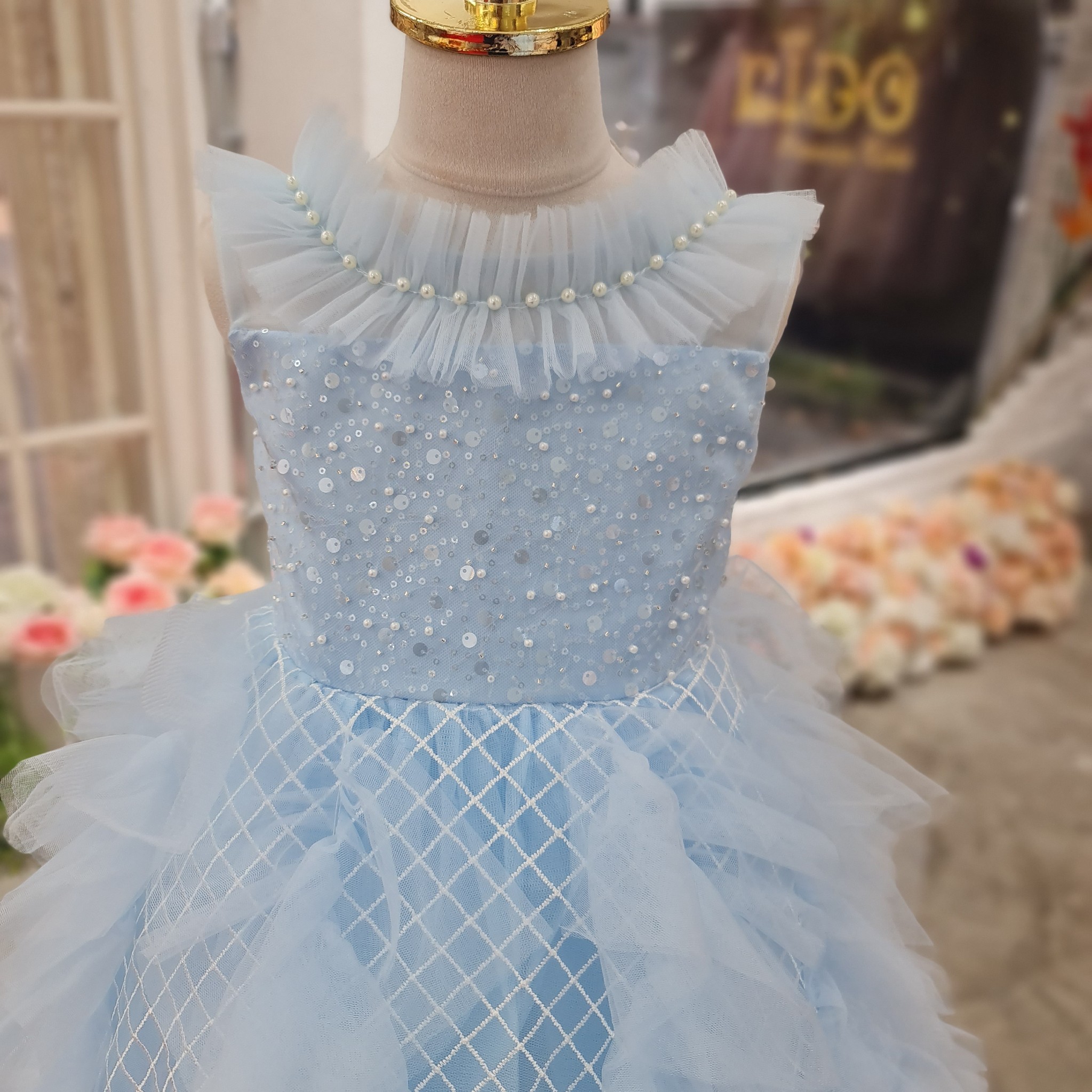 ชุดราตรีเด็ก(หน้าร้านอยู่รัชดา ลองได้ถ่ายรูปจากชุดจริง)W18779สีฟ้า ตัวเสื้อประดับด้วยกลิตเตอร์และมุก กระโปรงยาวฟู น่ารัก