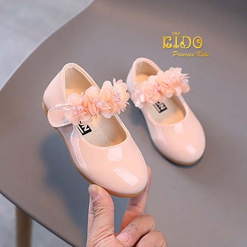 รองเท้าเด็ก ควรเผื่อ1ซมจากยาวเท้า(หน้าร้านอยู่รัชดา ลองได้)H090สีโอรส หนังแก้ว แต่งดอกไม้ติดมุกสีครีม ตรงสายรัดรองเท้า น่ารักมาก ใส่สวย