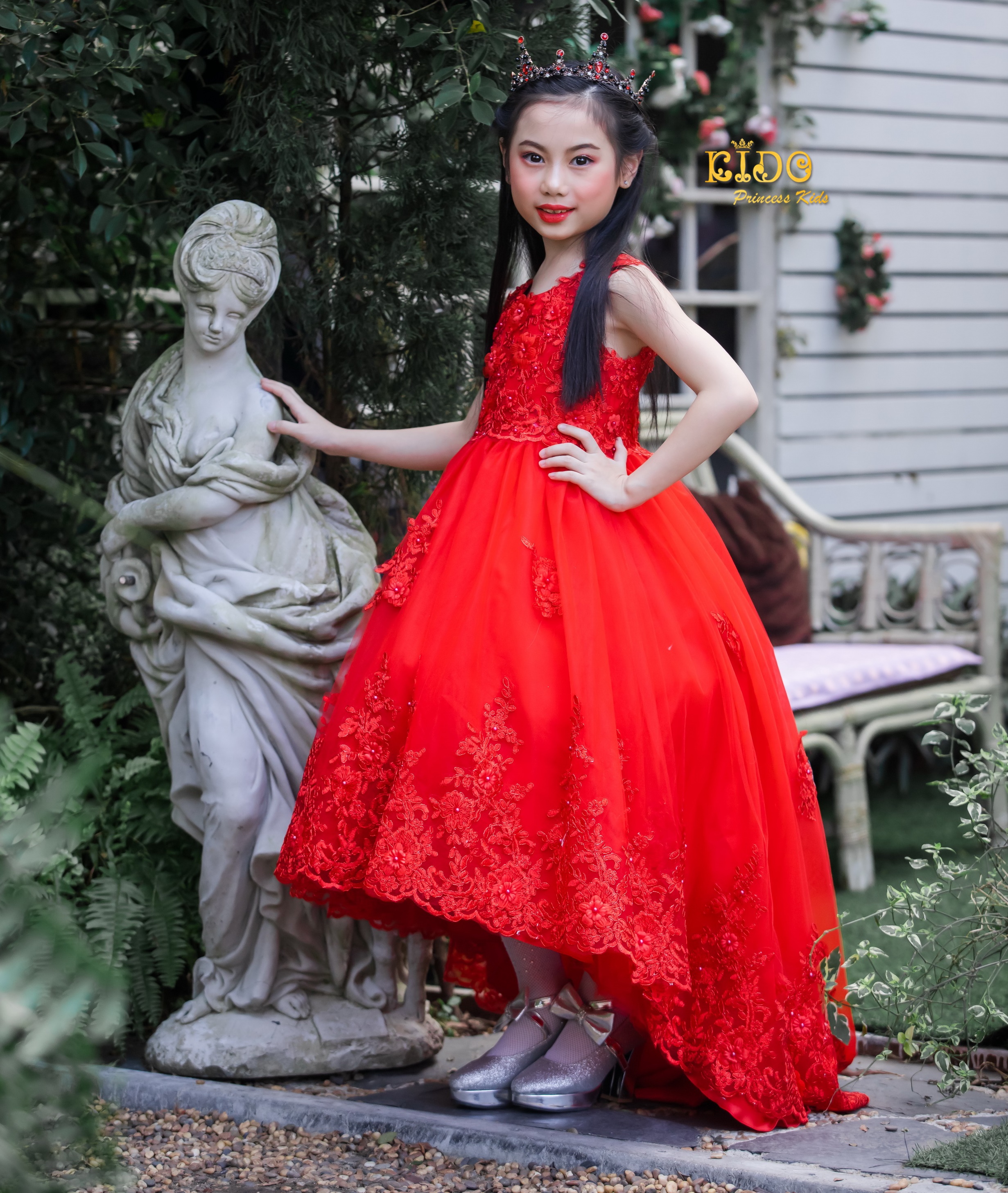 ssชุดเจ้าหญิง(หน้าร้านอยู่รัชดา ลองได้ถ่ายรูปจากชุดจริง)B099 สีขาว สีแดง ตกแต่งด้วยดอกไม้ ทั้งตัว กระโปรงหน้ายาวเสมอพื้นหลังยาวลากพื้น ชายกระโปรงเป็นลูกไม้ หน้าสั้นหลังยาว