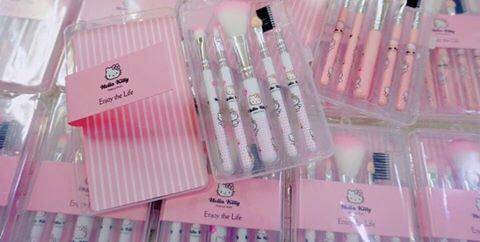 ชุดแปรงแต่งหน้าคิตตี้แบบกล่องใส