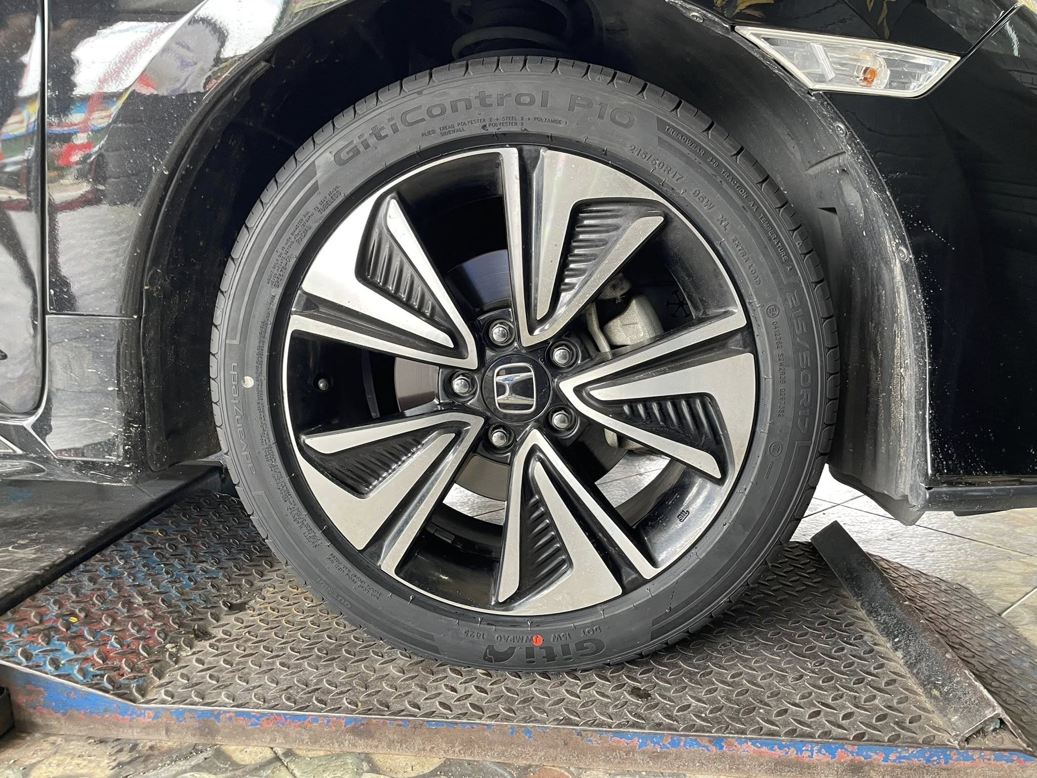 HONDA_CIVIC 🚘🛞🐘#GITI_ControlP10_215/50R17