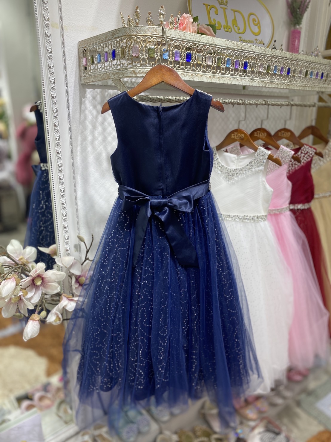 ssชุดราตรีเด็ก(หน้าร้านอยู่รัชดา ลองได้ถ่ายรูปจากชุดจริง)A214สีทอง สีขาว สีชมพู สีแดง สีน้ำเงิน สีฟ้าอกแต่งจีบไหว้เอวปัดเกล็ด กระโปรงยาวสุดหรูหราไฮโซมากๆเลย เดรสออกงานเด็ก